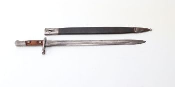 Seitengewehr I.WKGegratete Rückenklinge. Lederscheide mit Metallmontierung. L.: 56 cm.