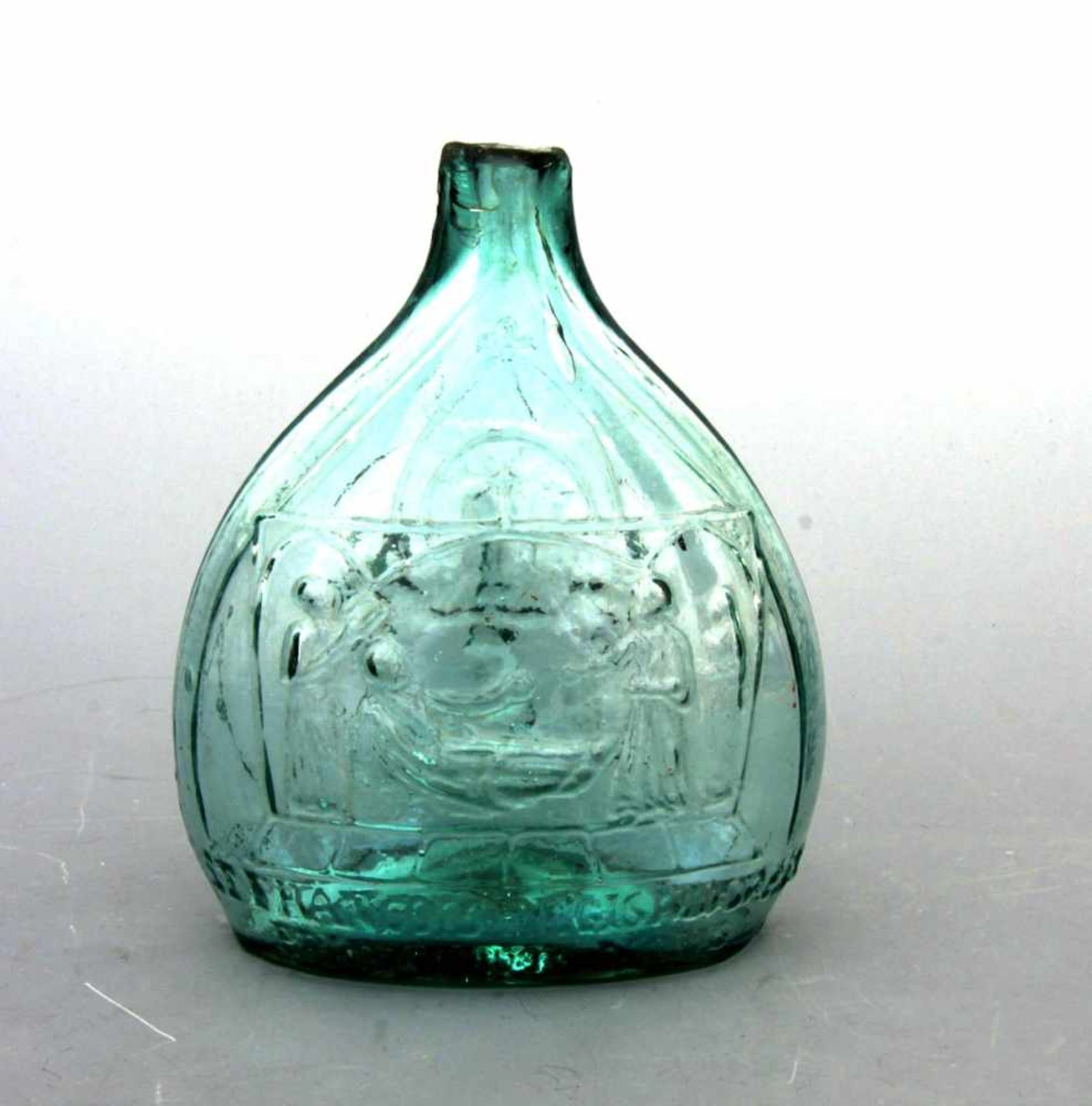 PilgerflascheGrünliches Glas in die Form geblasen. Ovaler Stand, gebauchter Korpus mit ovalem