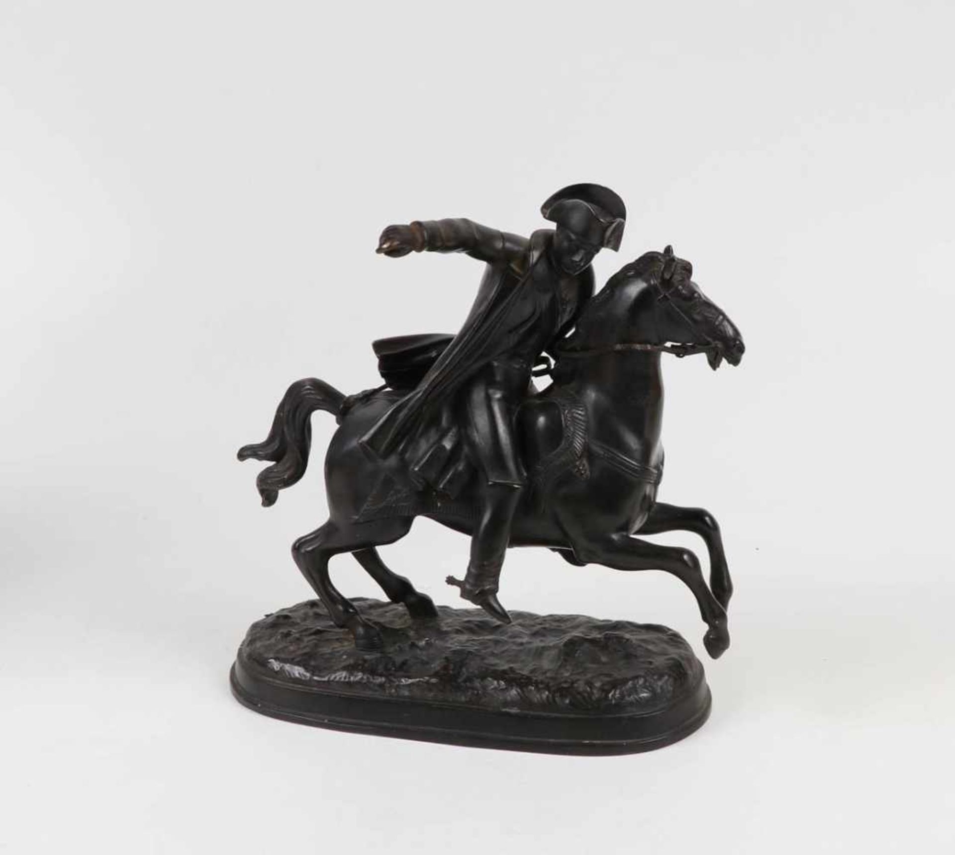 Napoleon zu Pferde, um 1930Bronze, schwarz-braun patiniert. Auf ovalem Landschaftssockel wird