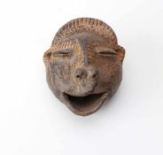 Präkolumbische Tonfigur als Gefäß,in Form einer liegenden Maske mit geöffnetem Mund, Peru, Chimu-