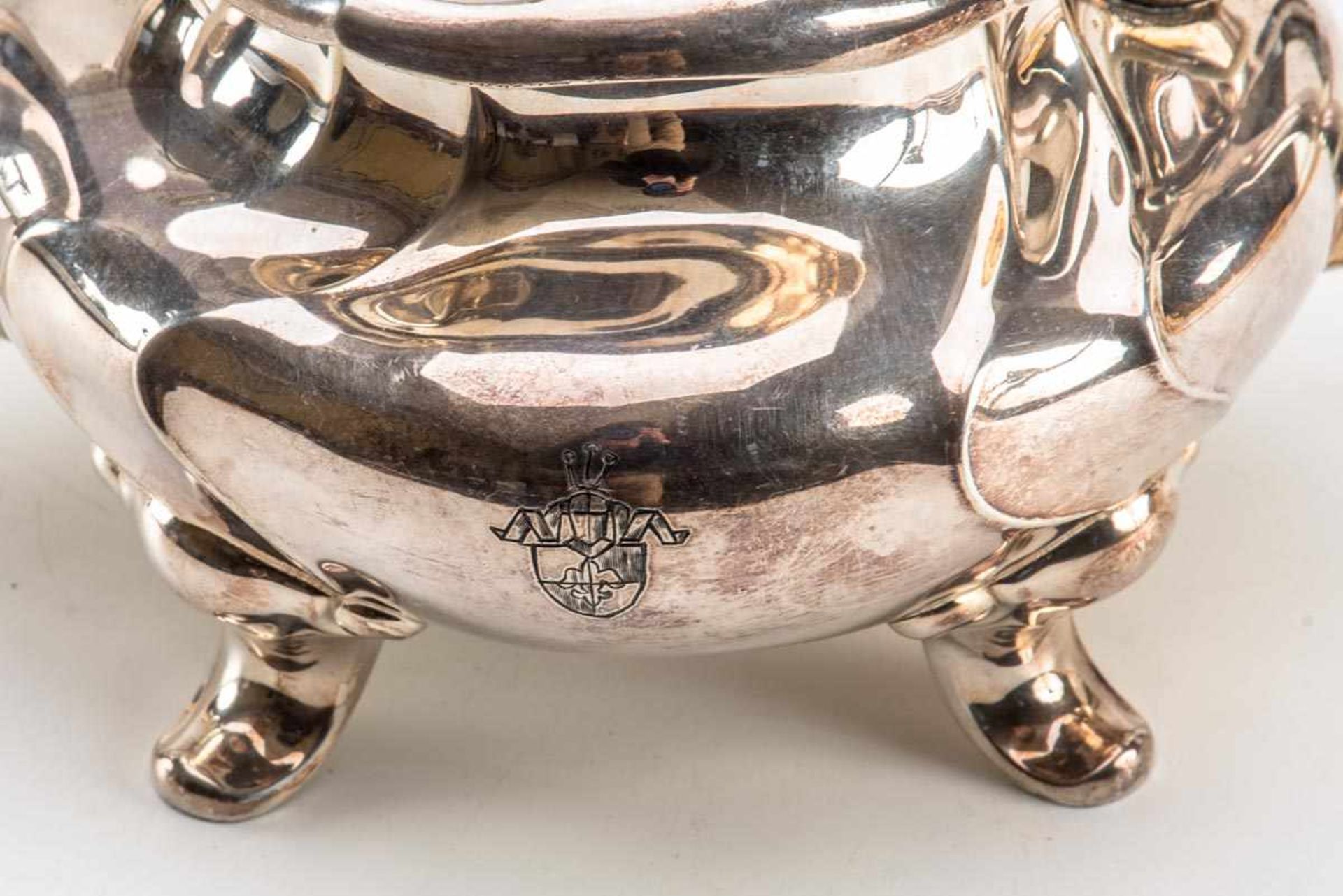 Teekanne, um 1900830er Silber. Auf vier breiten Füßen mit Blattrelief am Ansatz, gedrückt gebauchter - Bild 2 aus 3