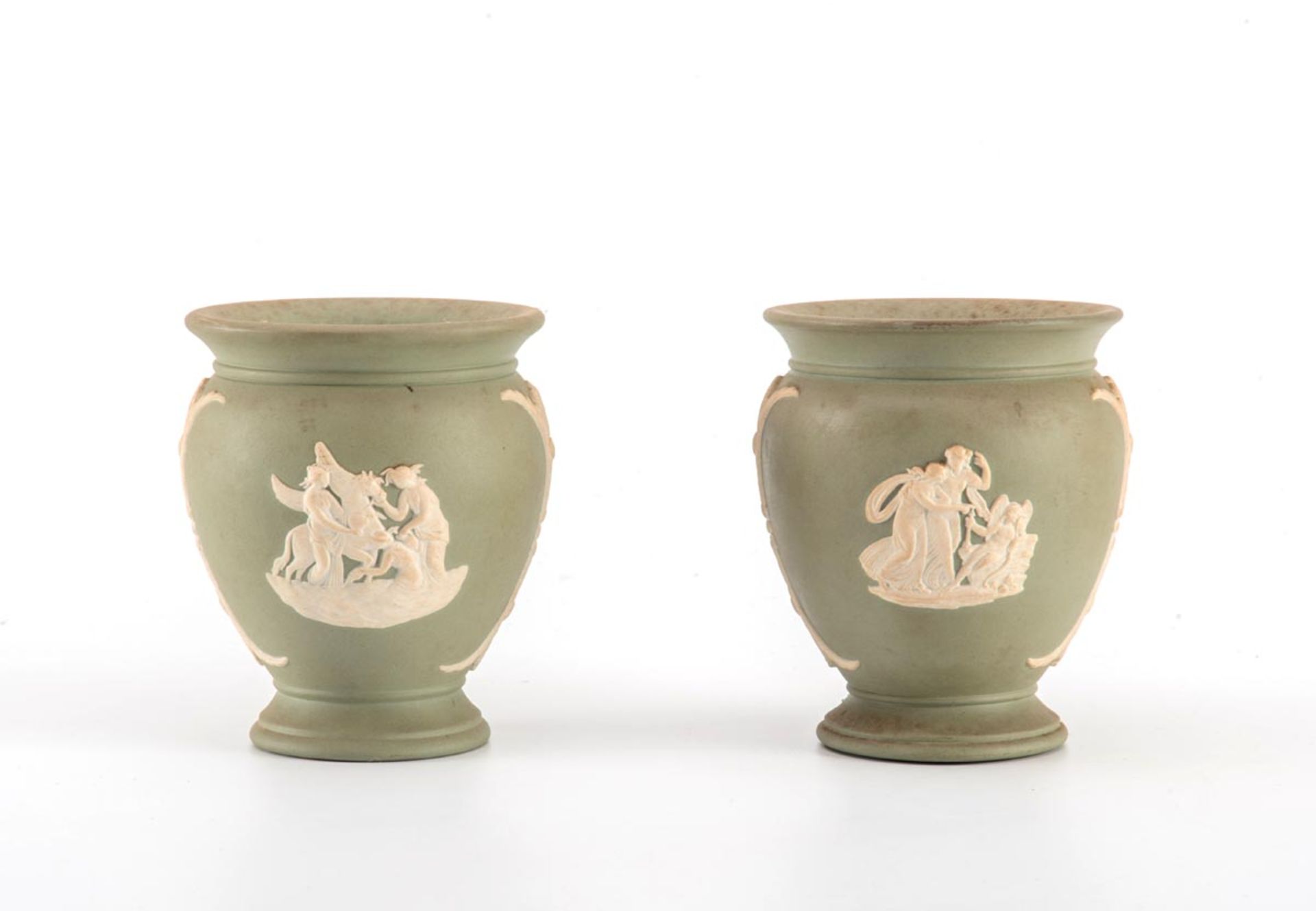 Paar Ziervasen, Wedgwood 20.Jh.Fayence mit matter olivgrüner Glasur mit mythologischen Szenen in