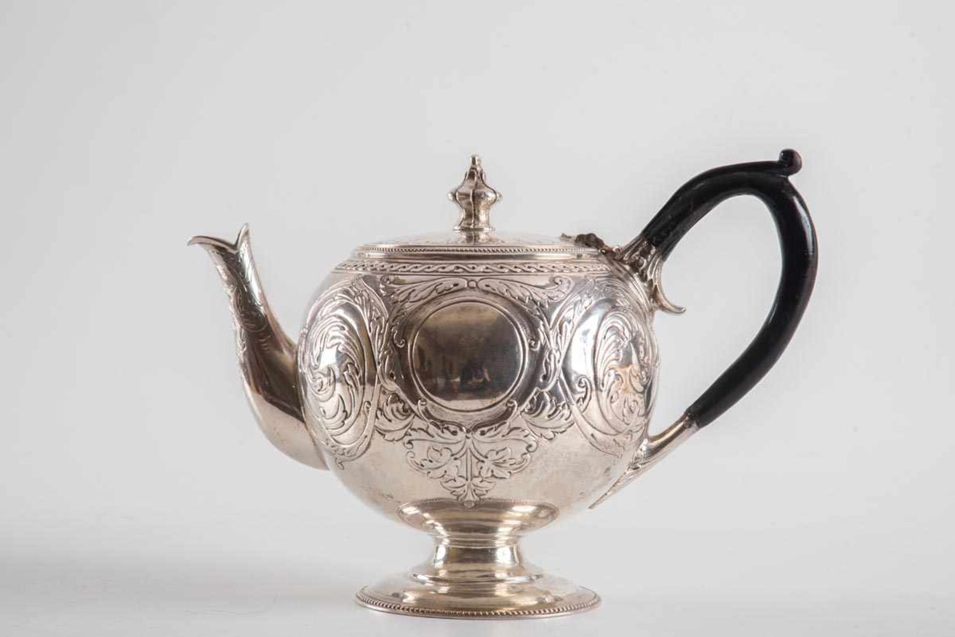 Teekanne, Josiah William, Exter 1875Sterling-Silber. Runder Fuß mit Perlfries, kugeliger Korpus