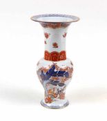 Vase mit Chinoiserien, Vista Alegre, PortugalKonisch angeschnittener Fuß, gebauchter Korpus hoher