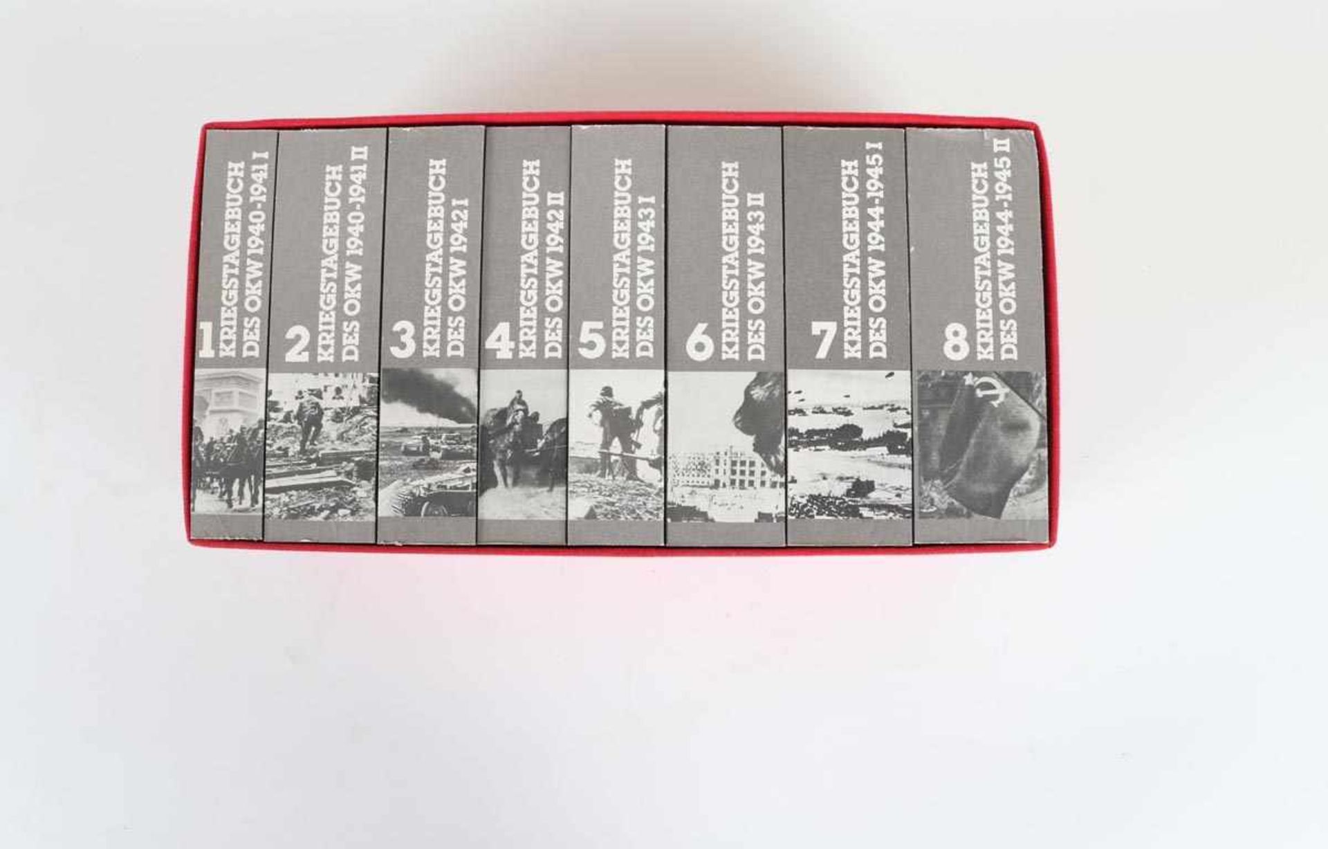 8 Bände Kriegstagebuch des OKW von 1940-1945Dokumentation mit zahlreichen Abbildungen. Grauer