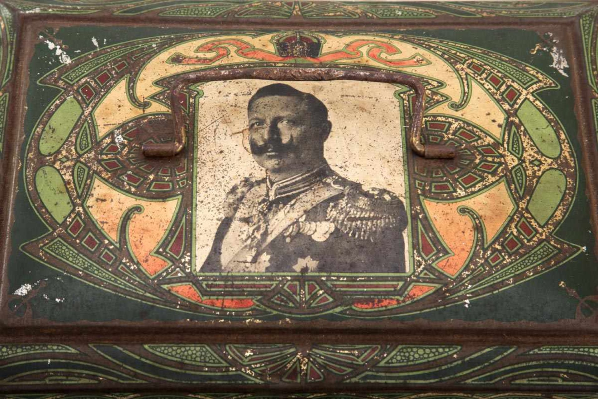 Drei-Kaiser-Jahr-Schatulle, Deutsch 1888Blech auf dunkelgrünem Fond mit den Porträts von Kaiser - Bild 2 aus 3