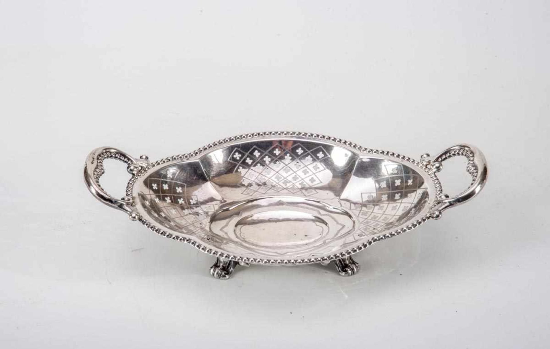 Kleine Henkelschale, Mitte 19. Jh.12-lötiges Silber. Auf vier Rocaillenfüßchen, ovaler Spiegel, - Bild 2 aus 2