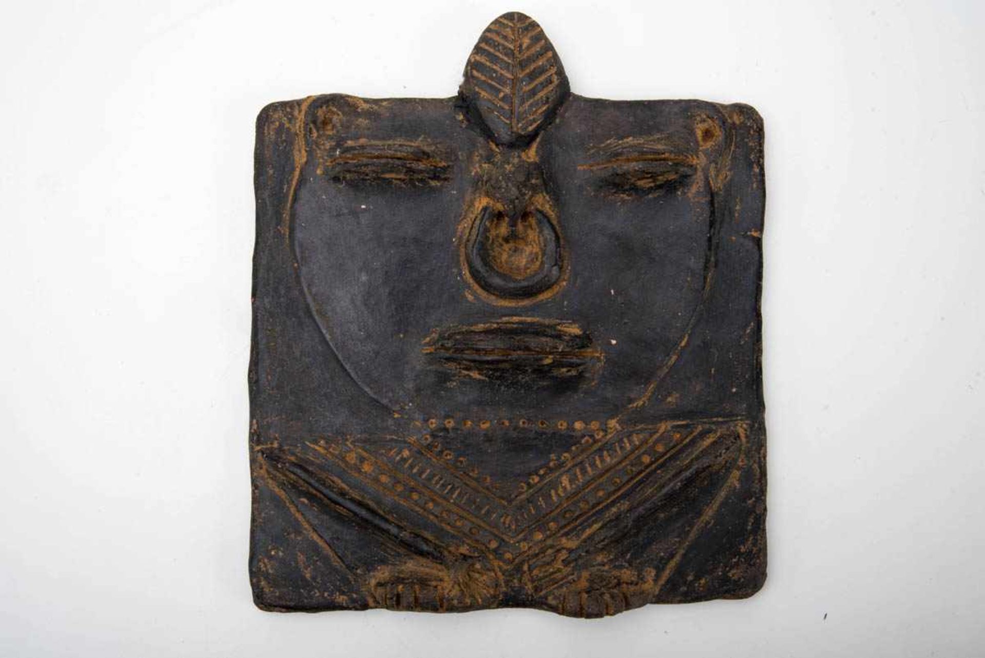 Konvolut von zwei Reliefplatten mit Fröschenbzw. einer Phantasiemaske, Peru, Chimu-Kultur, 10. - 15. - Bild 2 aus 2