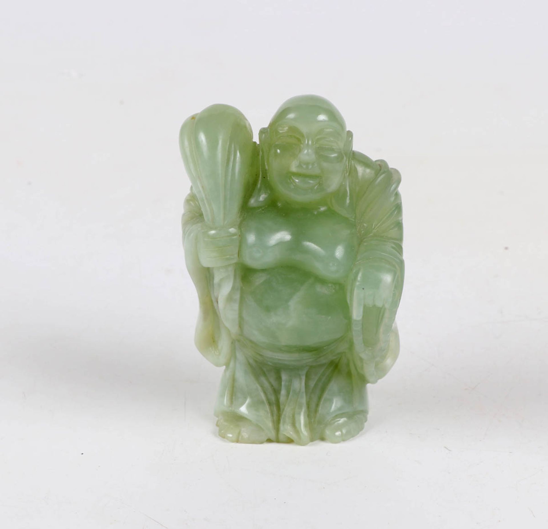 Jade BuddhaApfelgrüne Jade, geschnitten. H.: 10 cm.