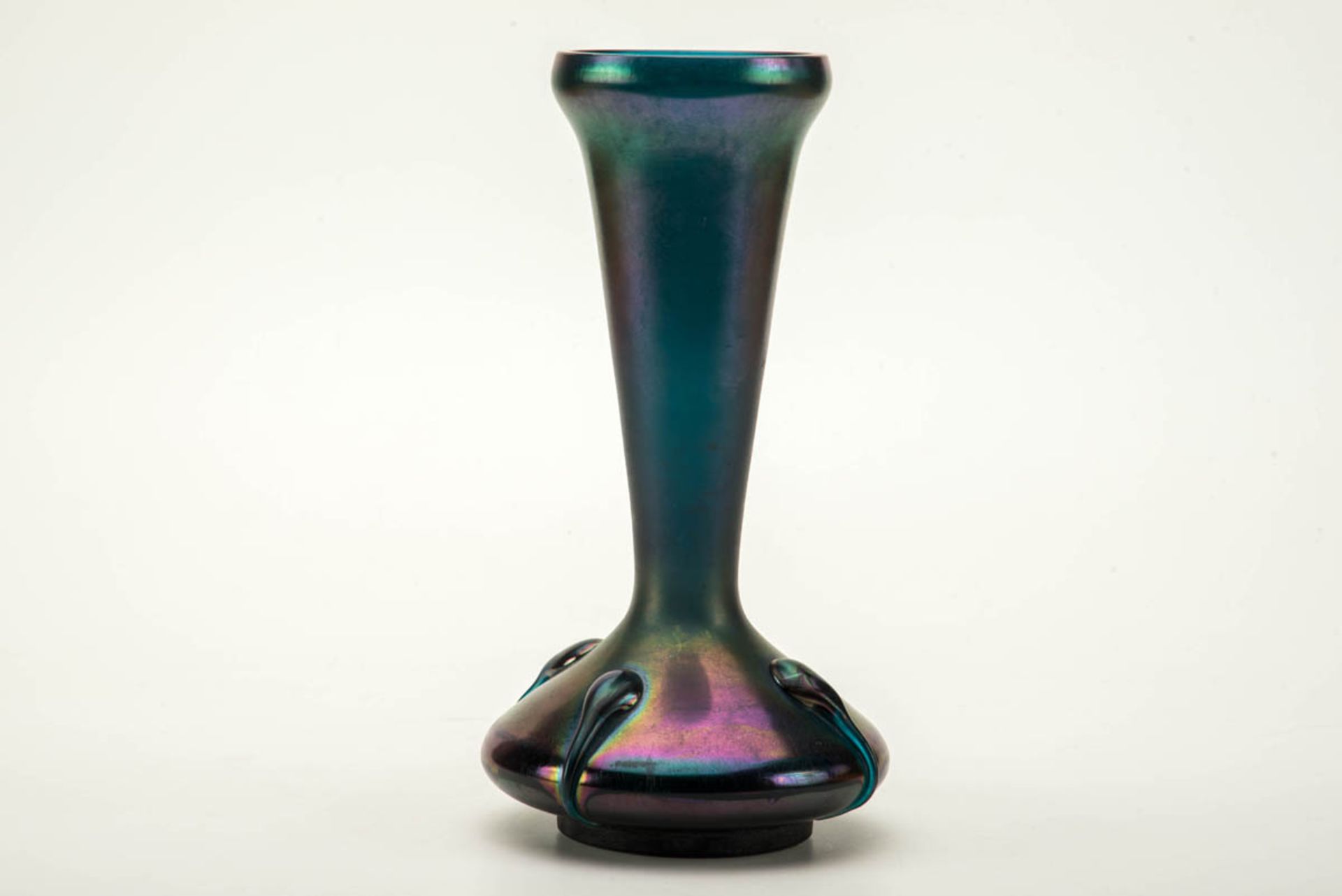 Enghalsvase, Art Déco um 1920Petrolfarbenes Glas mit stark irisierendem Überfang. Runder gedrückt