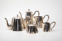 4-teil. Kaffee-Teeset, um 1930800er Silber. Bestehend aus Kaffee-Teekanne,Sahnekännchen und