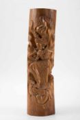 Shiva, BaliNangaholz. Baumabschnitt, Schauseite mit Reliefschnitzerei mit der Darstellung der