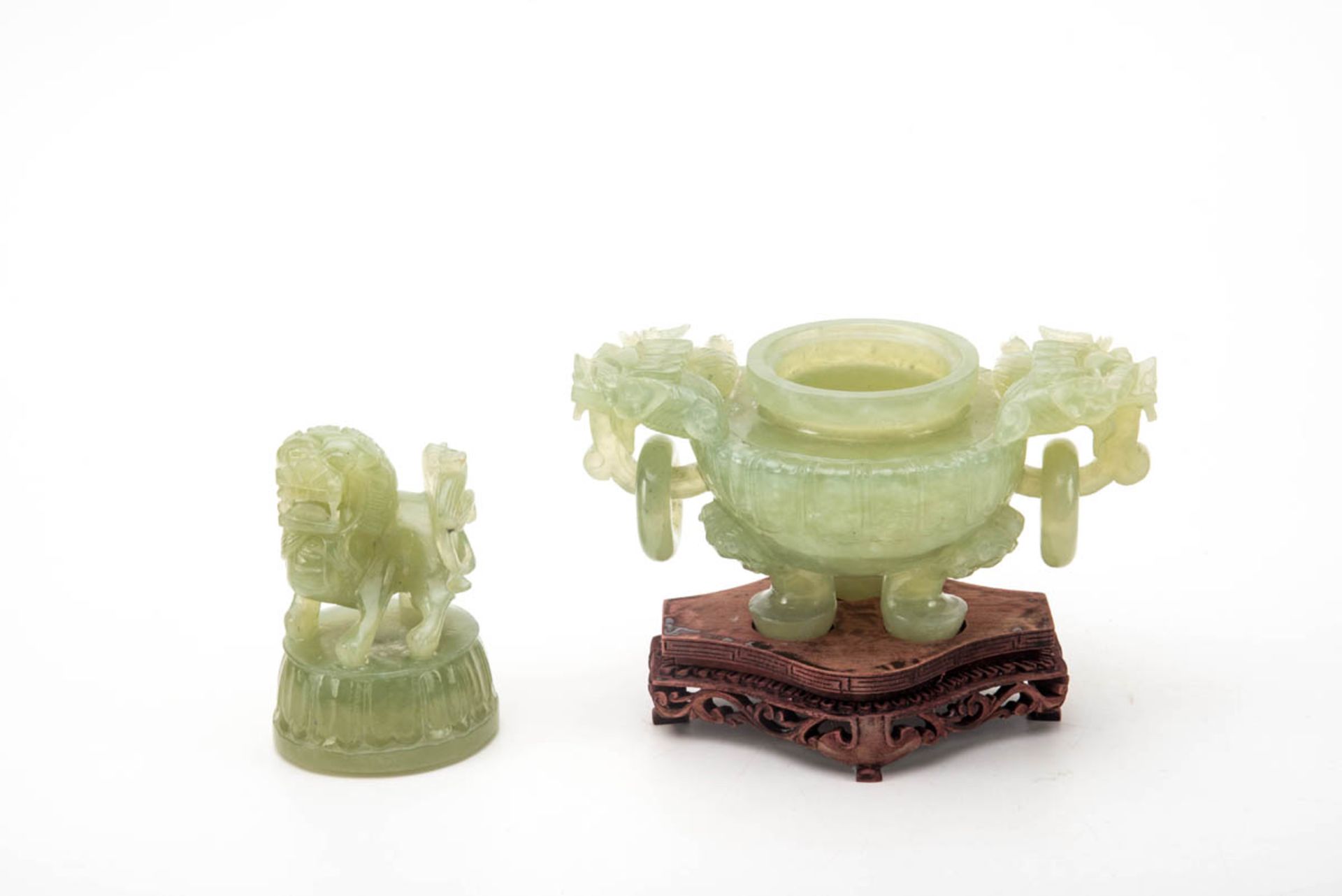 Jade Ziergefäß, China um 1900Apfelgrüne Jade, geschnitzt. Auf vier Füßen mit Blütenrelief am - Bild 2 aus 2