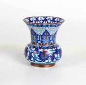 Cloisonne-Vase, ChinaMessing. Auf hellblauem Fond bewegte asiatisierend vegetabile Ornamente in