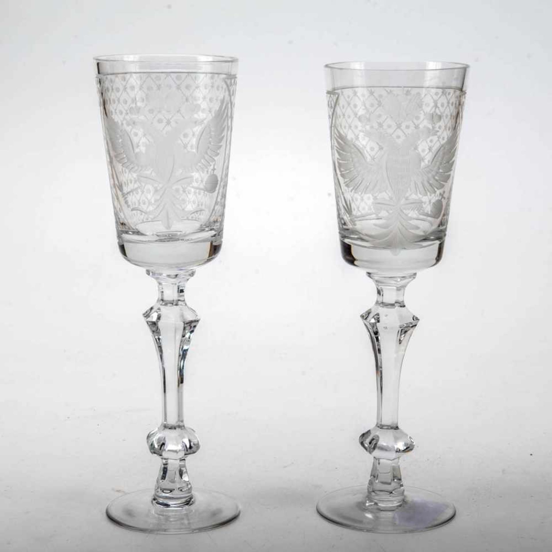Ein Paar Kelchgläser, RußlandFarbloses Kristallglas mit Mattschliff. Runder Fuß, schlanker