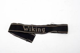 Ärmelband, WikingSchwarzes Ripsband mit silberfarbener gestickter Aufschrift.L.: 34 cm.