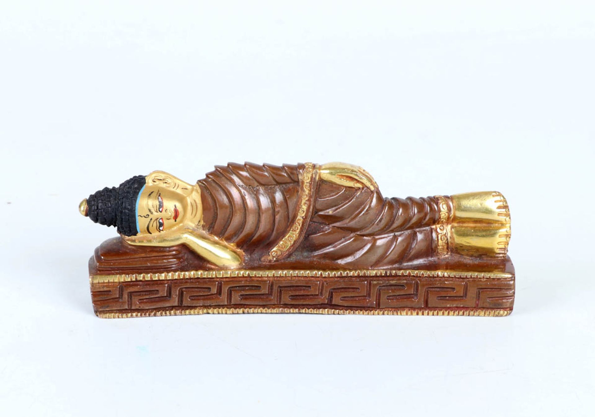 Buddha - Nirvana, Tibet um 1900Bronze, teilweise feuervergoldet, mattvergoldet , bemalt. Auf