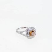 Ring mit Fancy-Brillant750er Weißgold. Schmale Ringschiene, sich gabelnde Schulter, besetzt mit