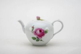 Teekanne, Meissen 1860-1900Kugeliger Korpus, Wandung mit rote Rose bemalt. Flacher Deckel mit