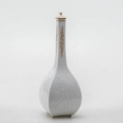 Sakeflasche, MeissenVierseitige reliefierte, japanische Astmotive. Porzellan weiß mit Gold