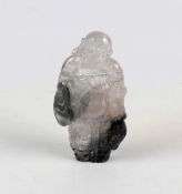 Okimono Buddha-Figur, ChinaBergkristall mit schwarz-grauen Rutilnadeln, Granulat und Glimmer.