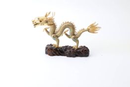Drachenfigur als Gießgefäß, China um 1900Metall, vergoldet, sparsam mit Cloisonne-Email dekoriert.