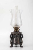 Petroleumlampe, Jugendstil um 1900Auf drei Füßen runder Korpus aus Zinkguß mit lose aufgesetztem