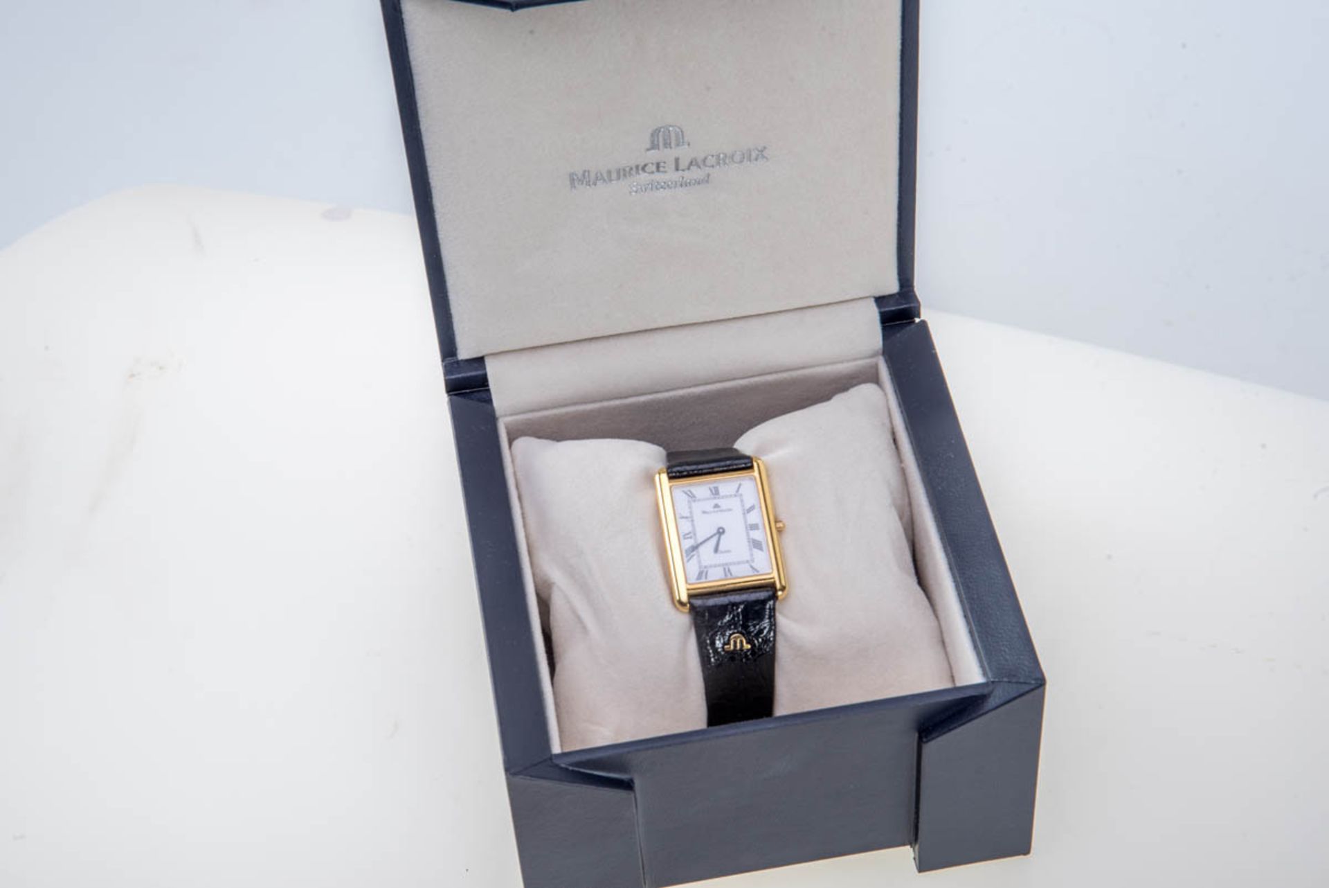 Herrenarmbanduhr Maurice Lacroix750er Gelbgold. Schlichtes rechteckiges Uhrengehäuse, weißes - Bild 2 aus 3