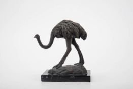 Milo, MaxGeb. 1938. Straußenvogel. Bronze dunkel patiniert. Auf flacher Plinthe montierter