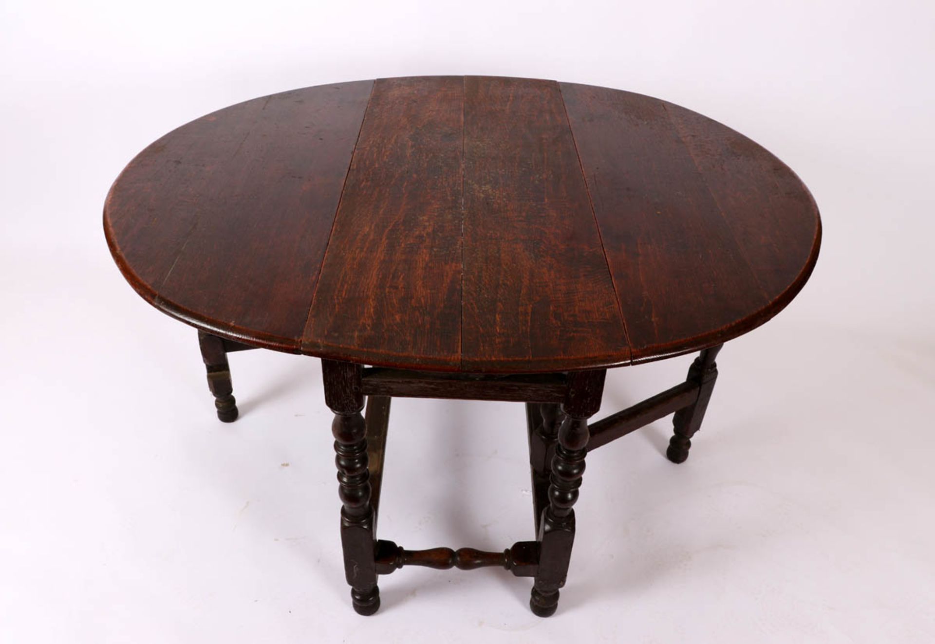 Gateleg-Tisch, England um 1800Eiche. Auf sechs gedrechselten Beinen, gerade und gedrechselte - Bild 2 aus 3