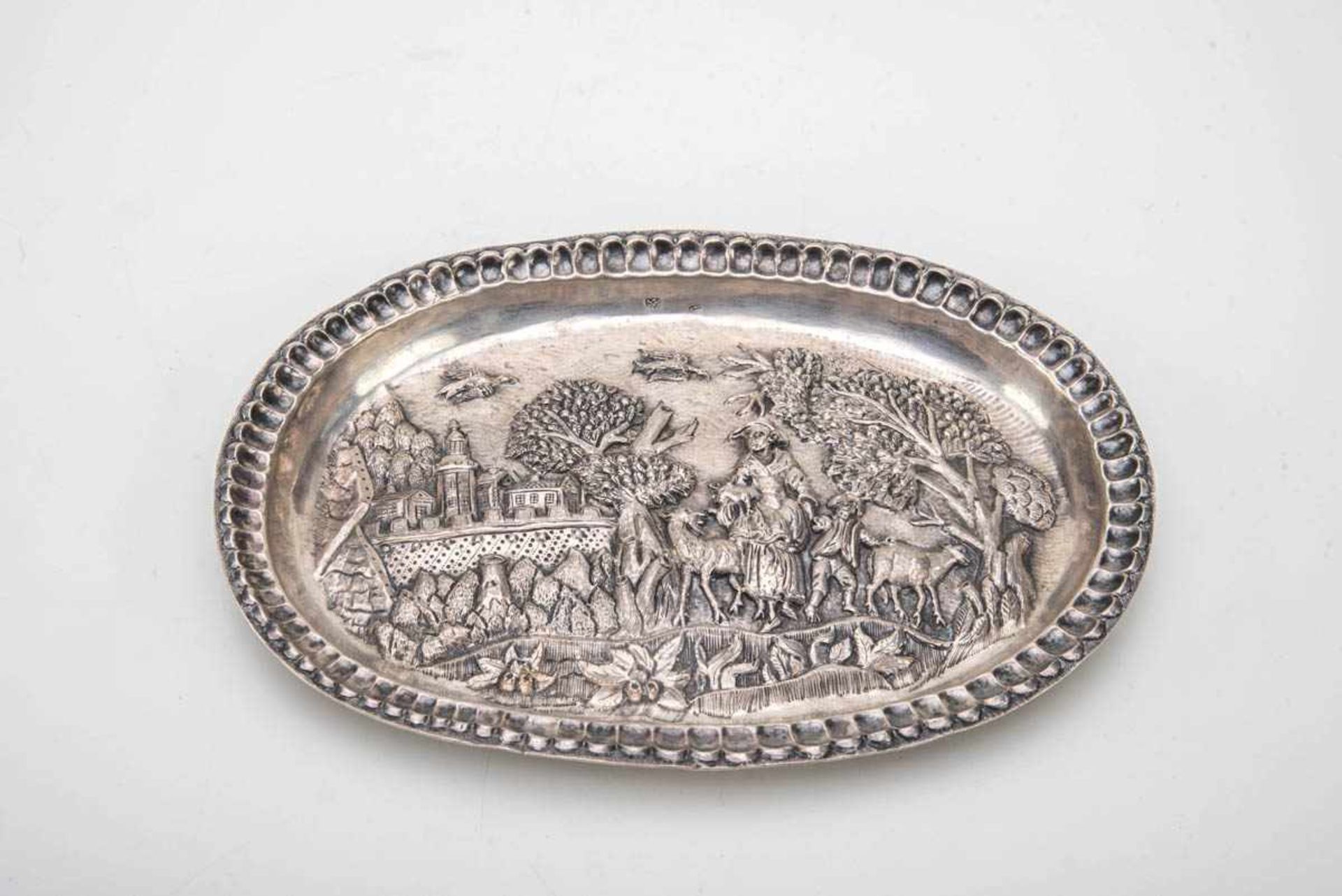 Ziertablett, wohl Rußland 18. Jh.Silber. Ovaler Spiegel mit Reliefdarstellung aus dem bäuerlichen