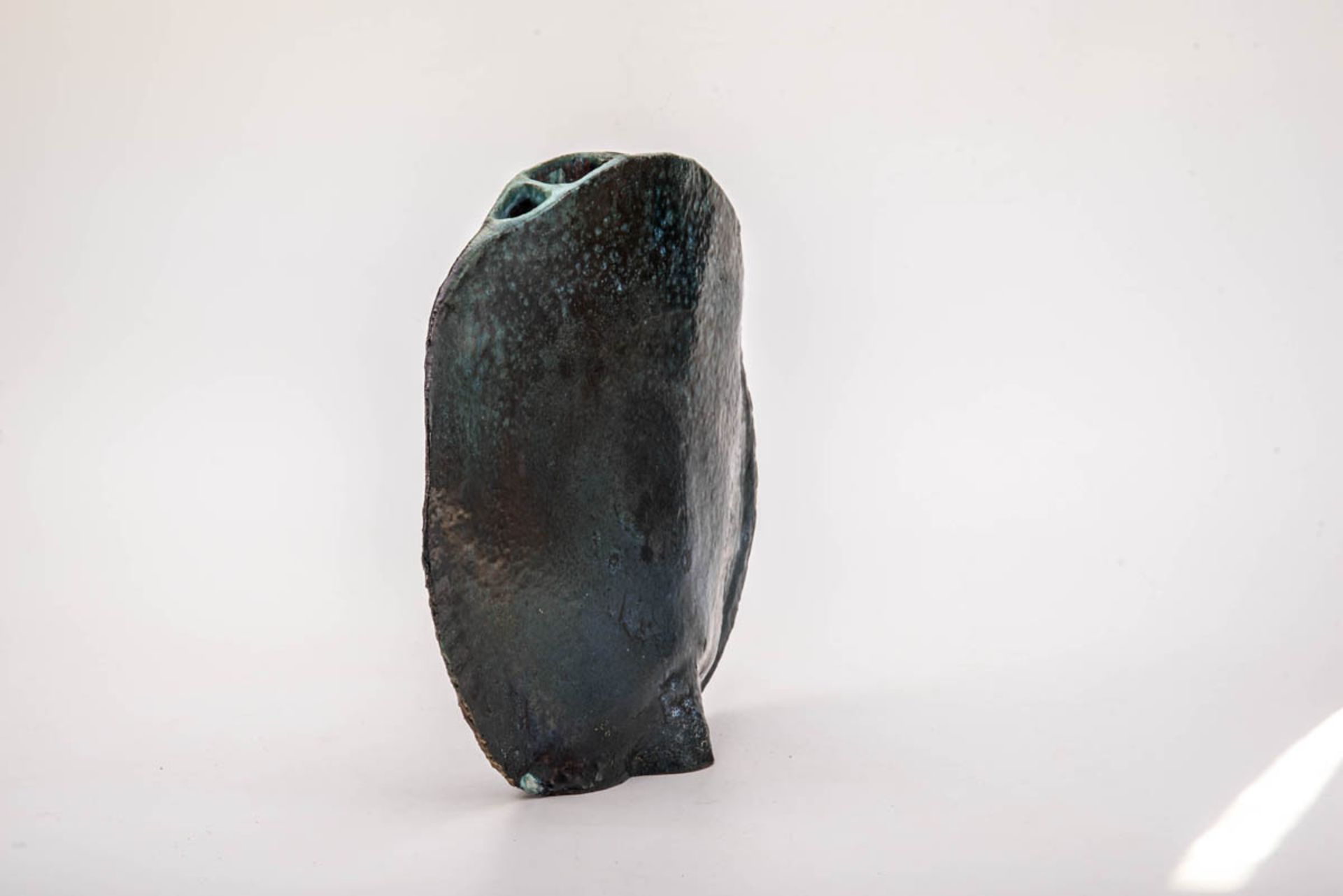 Künstlervase 20.Jh.Keramik mit petrolfarbener Glasur auf porigem Fond. Schmaler ovaler Stand, runder - Bild 2 aus 2