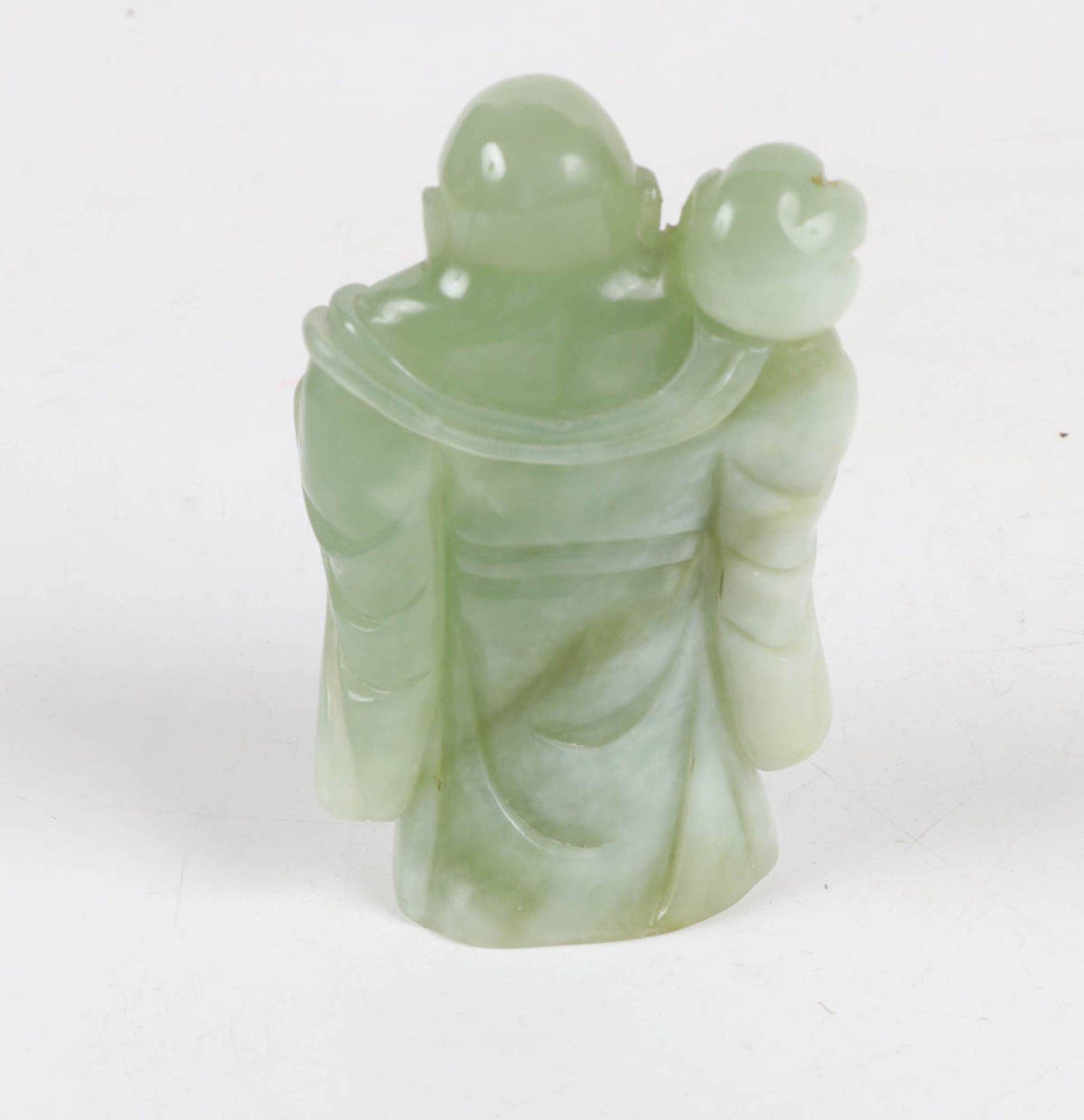 Jade BuddhaApfelgrüne Jade, geschnitten. H.: 10 cm. - Bild 2 aus 2