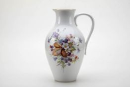 Kannenvase, Meissen 20.Jh.Runder gestreckt gebauchter Korpus, enger Hals mit gekniffenem Ausguss,