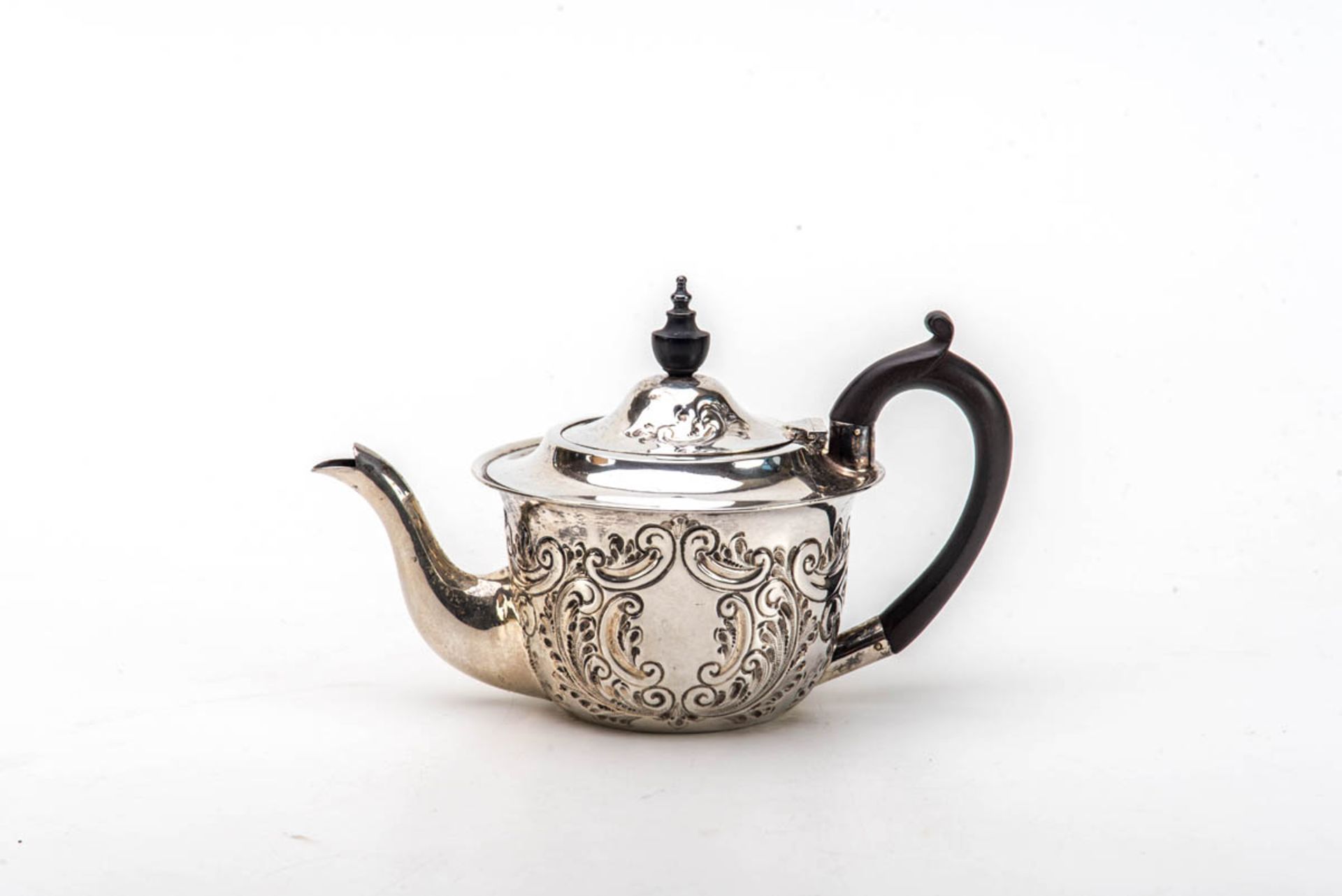 Kleine Teekanne, Sheffield 1899Sterling-Silber. Runder leicht gebauchter Korpus mit Akanthusblatt
