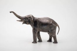 ElefantenfigurZinkguß, bronziert. Darstellung des Tieres in Schrittstellung mit erhobenem Rüssel.