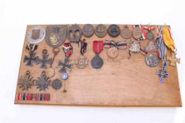 Ordensbrett mit 25 Orden und Abzeichendarunter I. und II. Weltkrieg, z. B. Kubanschild,