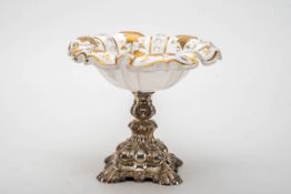 Tafelaufsatz, Biedermeier um 1850Silber, farbloses Glas mit Milchglasüberfang mit Gold bemalt. Auf