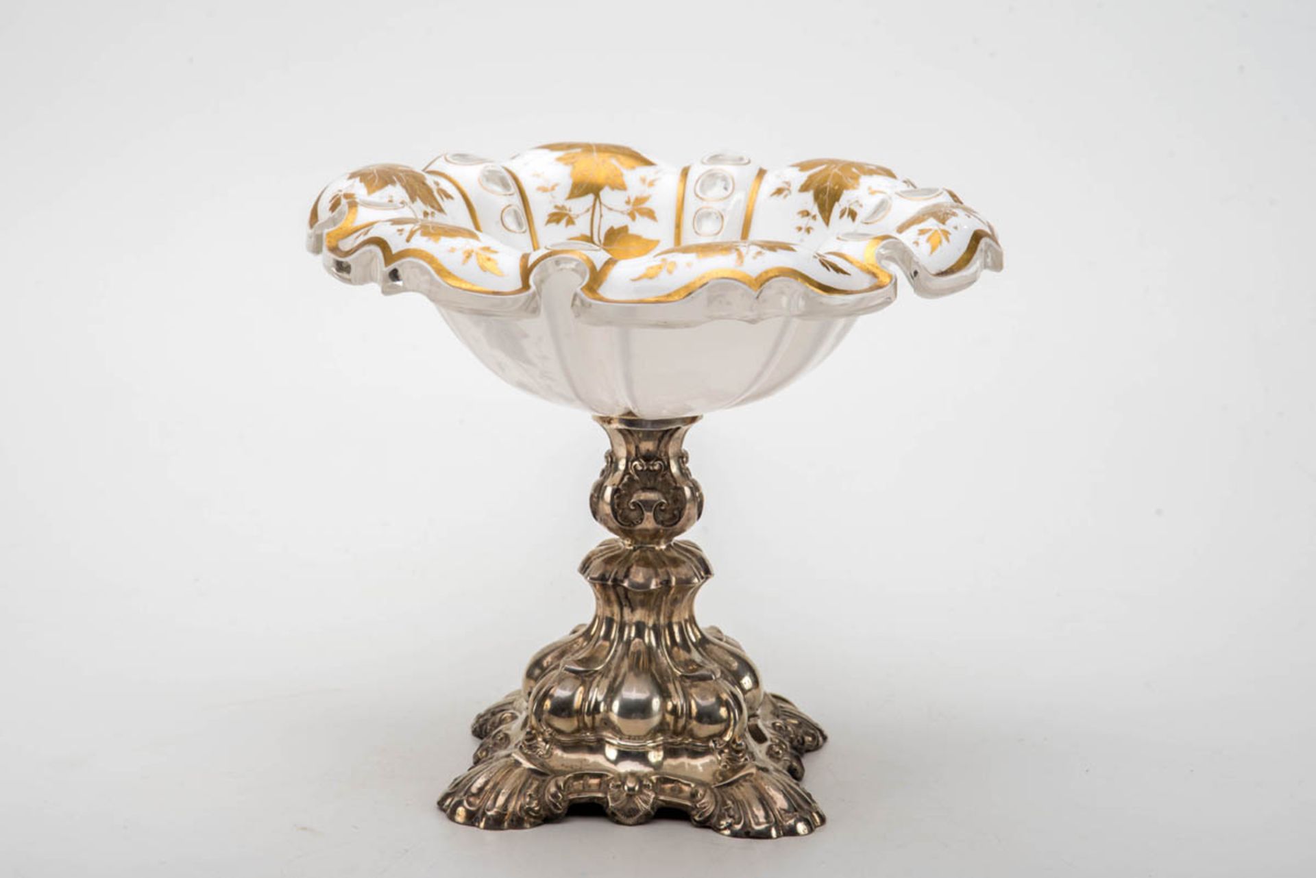 Tafelaufsatz, Biedermeier um 1850Silber, farbloses Glas mit Milchglasüberfang mit Gold bemalt. Auf