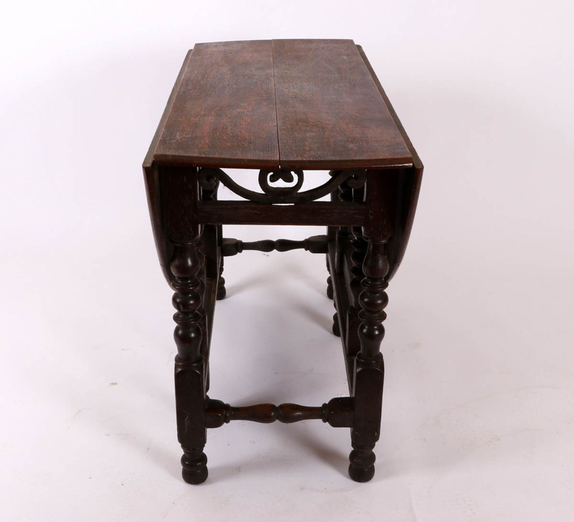 Gateleg-Tisch, England um 1800Eiche. Auf sechs gedrechselten Beinen, gerade und gedrechselte - Bild 3 aus 3