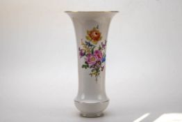 Große Vase mit Blütenbukett, MeissenRunder verkröpfter Fuß, sich leicht konisch erweiternder