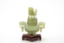 Jade Ziergefäß, China um 1900Apfelgrüne Jade, geschnitzt. Auf vier Füßen mit Blütenrelief am