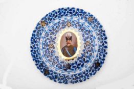 Teller mit Porträt, Kusnetzoff um 1900Spiegel bemalt mit dem Porträt eines russischen Fürsten im