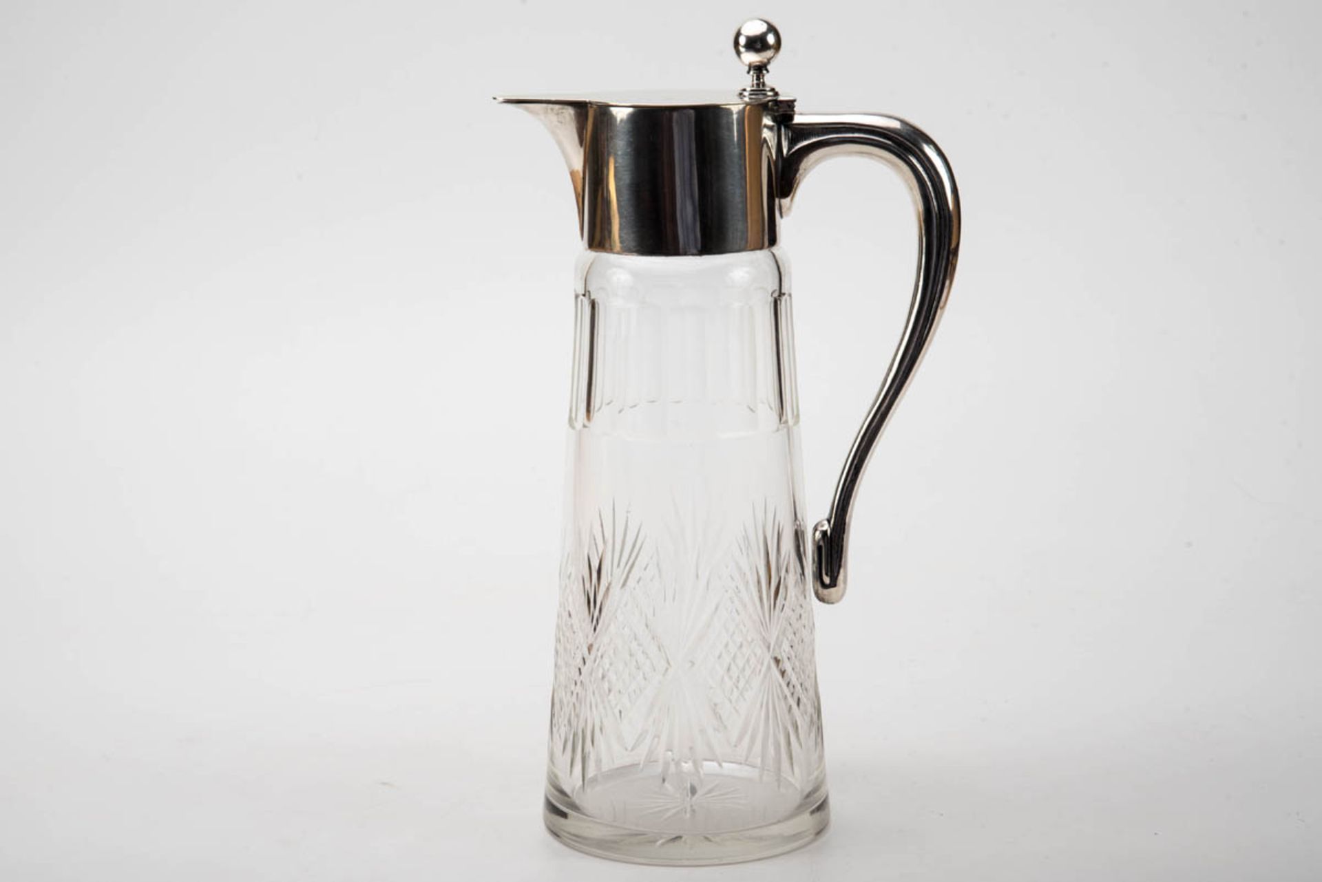 Schenkkanne, um 1930Farbloses Glas mit eingeschliffenen Rauten und Palmetten, Mündungsrand mit