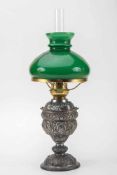 Petroleumlampe, Jugendstil um 1900Runder Stand und runder Korpus aus Zinkguß mit lose aufgesetztem