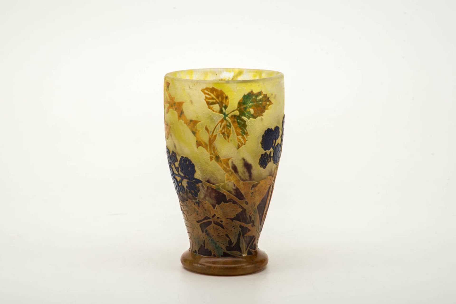Daum-Vase mit Brombeeren, Nancy um 1900Farbloses Glas mit gelber und partieller orangefarbener - Bild 2 aus 2