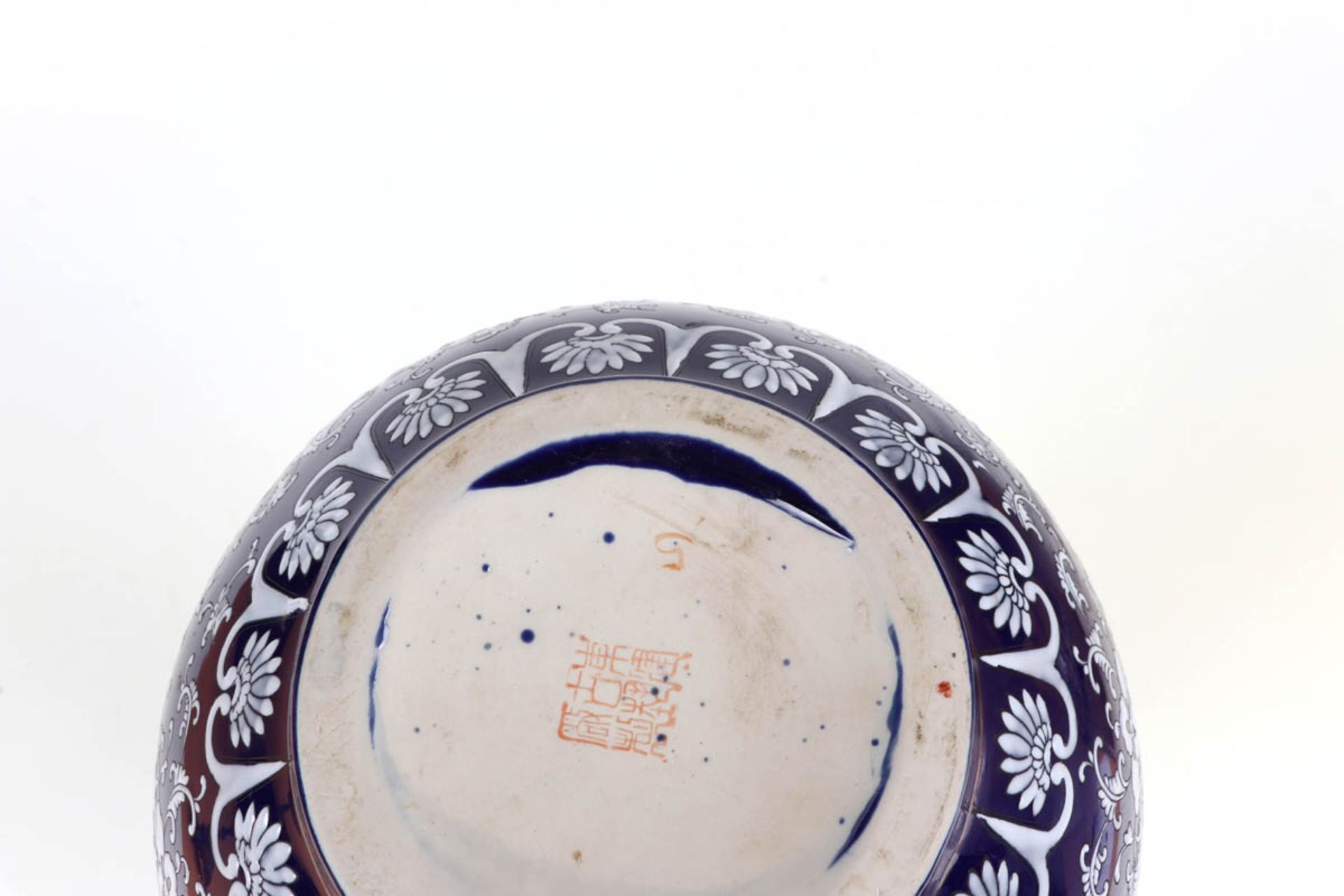 Balustervase, China um 1900Porzellan, mit kobaltblauer Glasur mit bewegten Blütenranken und Bordüren - Bild 2 aus 2