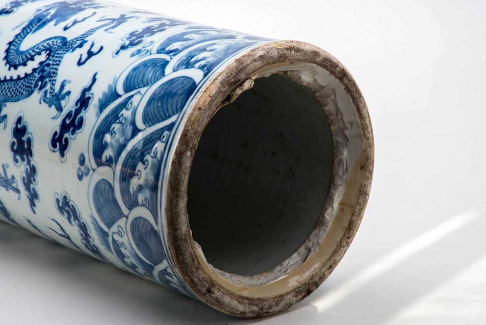 Säule, China um 1900Porzellan unter der Glasur mit Drachen und Wolkenmotiven bemalt. Zylindrischer - Bild 2 aus 2