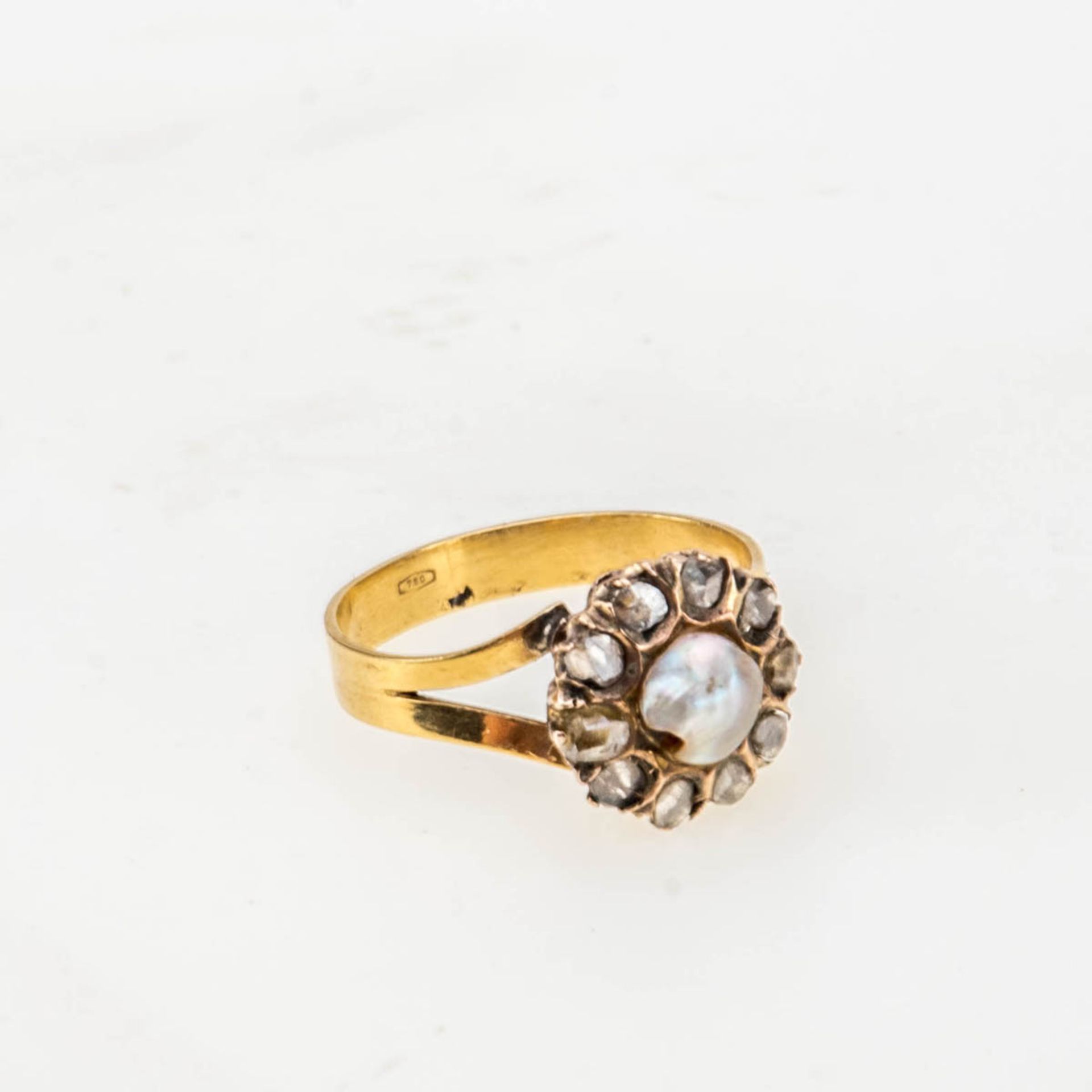 Antiker Ring mit Perle und Diamantrosen750er Gelbgold. Glatte Ringschiene, runder Ringkopf mit einer
