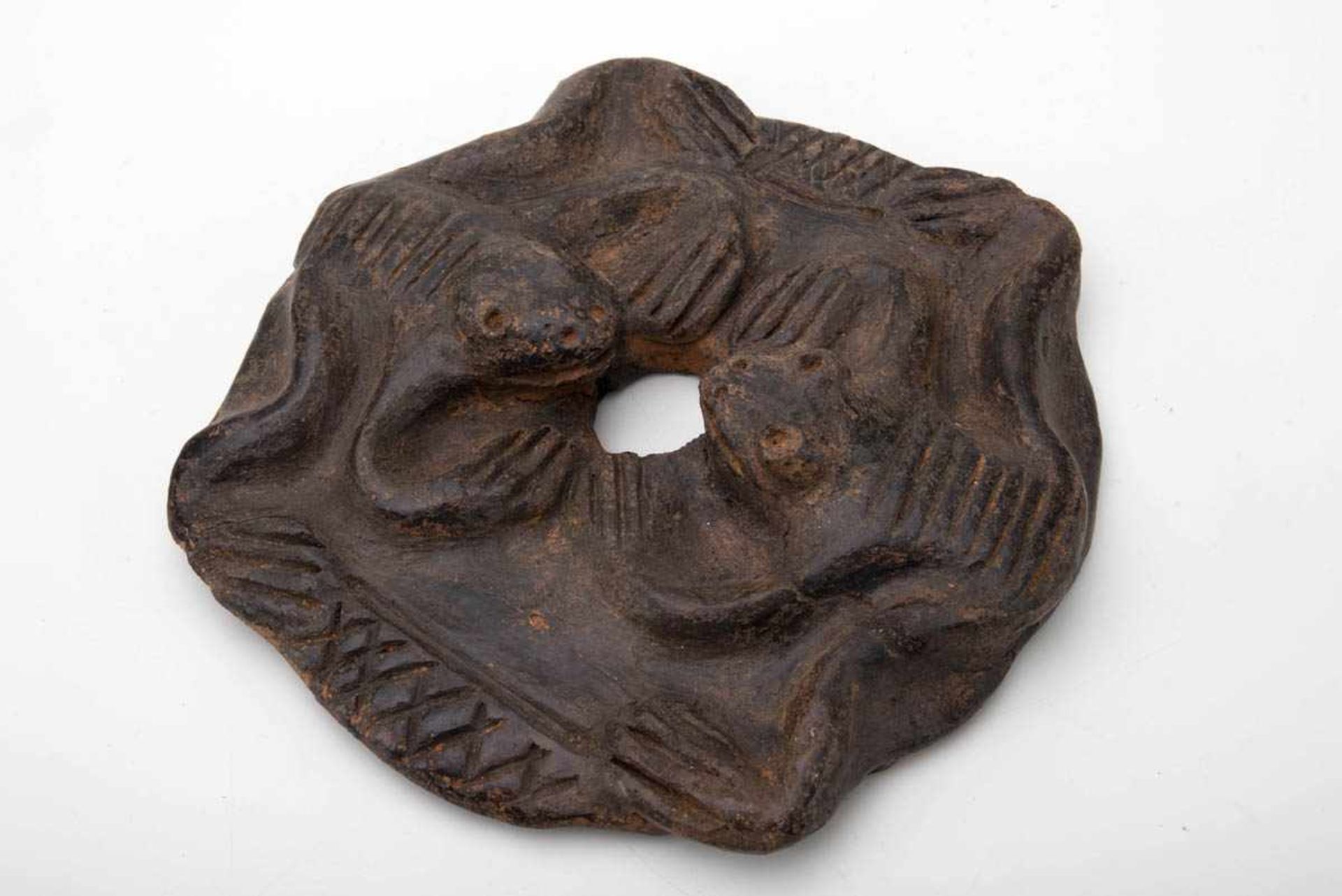 Konvolut von zwei Reliefplatten mit Fröschenbzw. einer Phantasiemaske, Peru, Chimu-Kultur, 10. - 15.